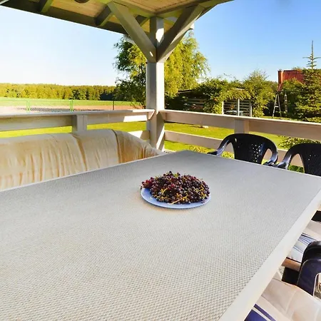 Comfortable With A Private Garden بيت للعطل *